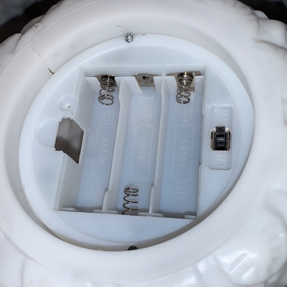 Glowing Pineapple Table Lamp / Decor - Picture 8 of 14